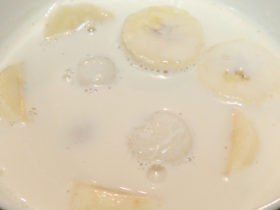 白玉とバナナの温かいココナッツミルク